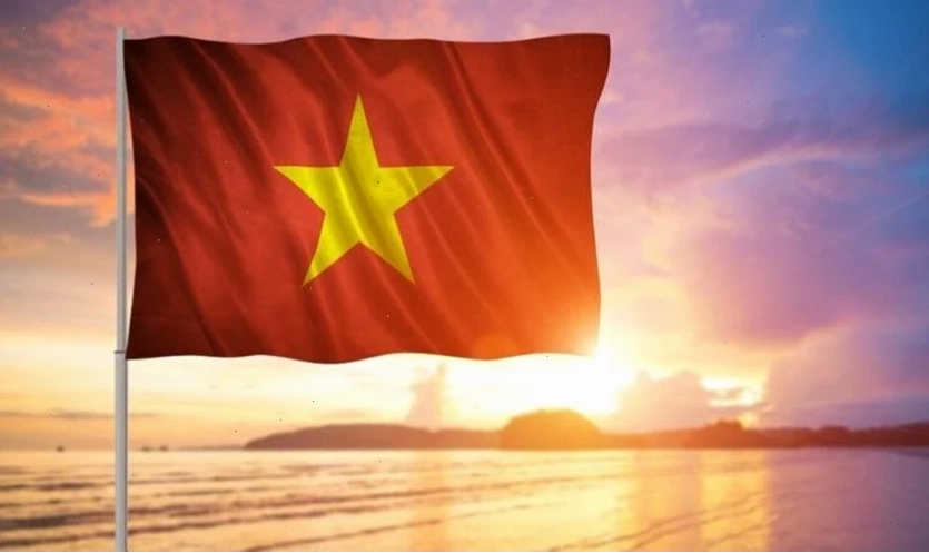 Ảnh nền lá cờ Việt Nam bay trong gió trên nền trời