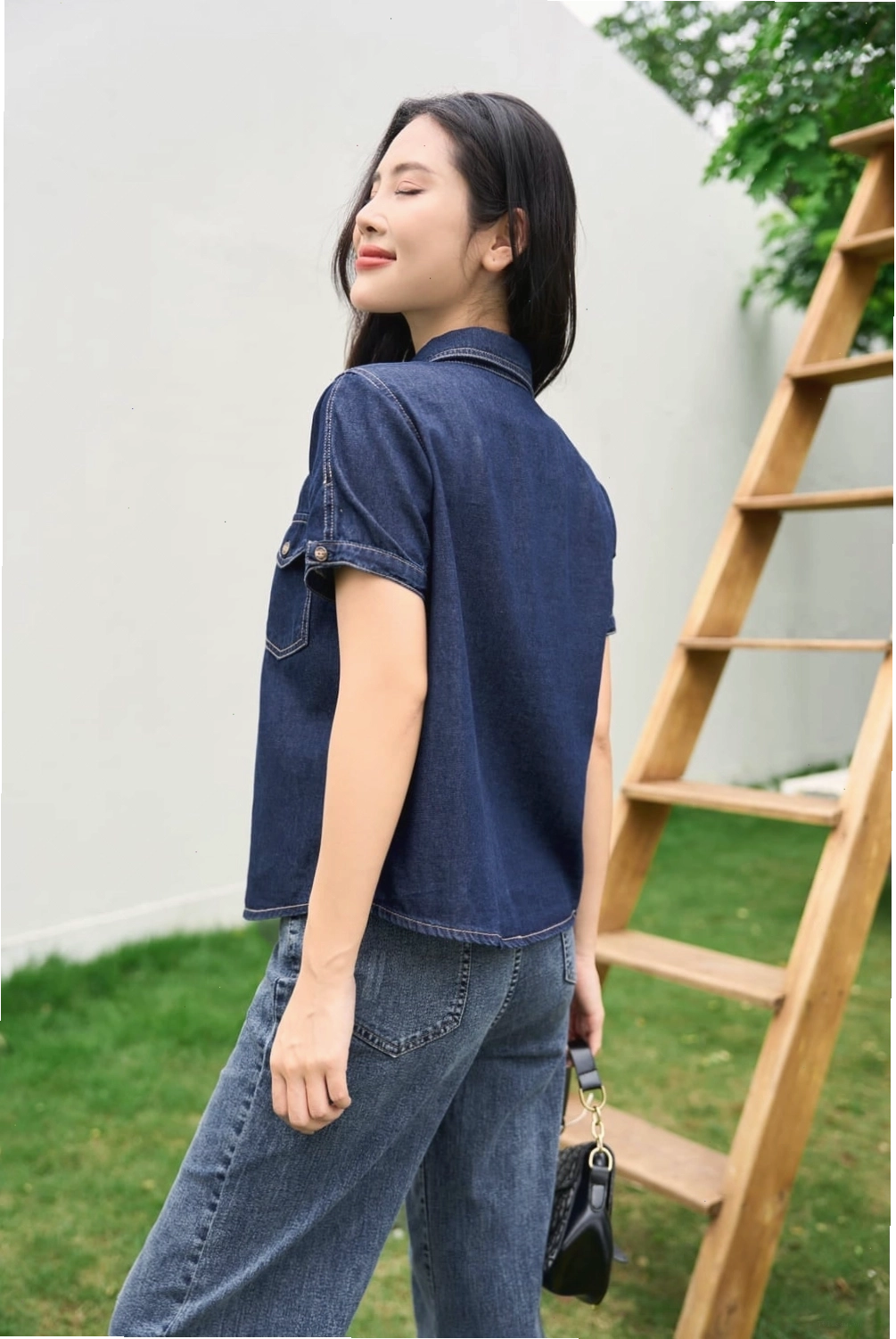 Áo sơ mi trắng phối quần tây đen cho phụ nữ tuổi 45
