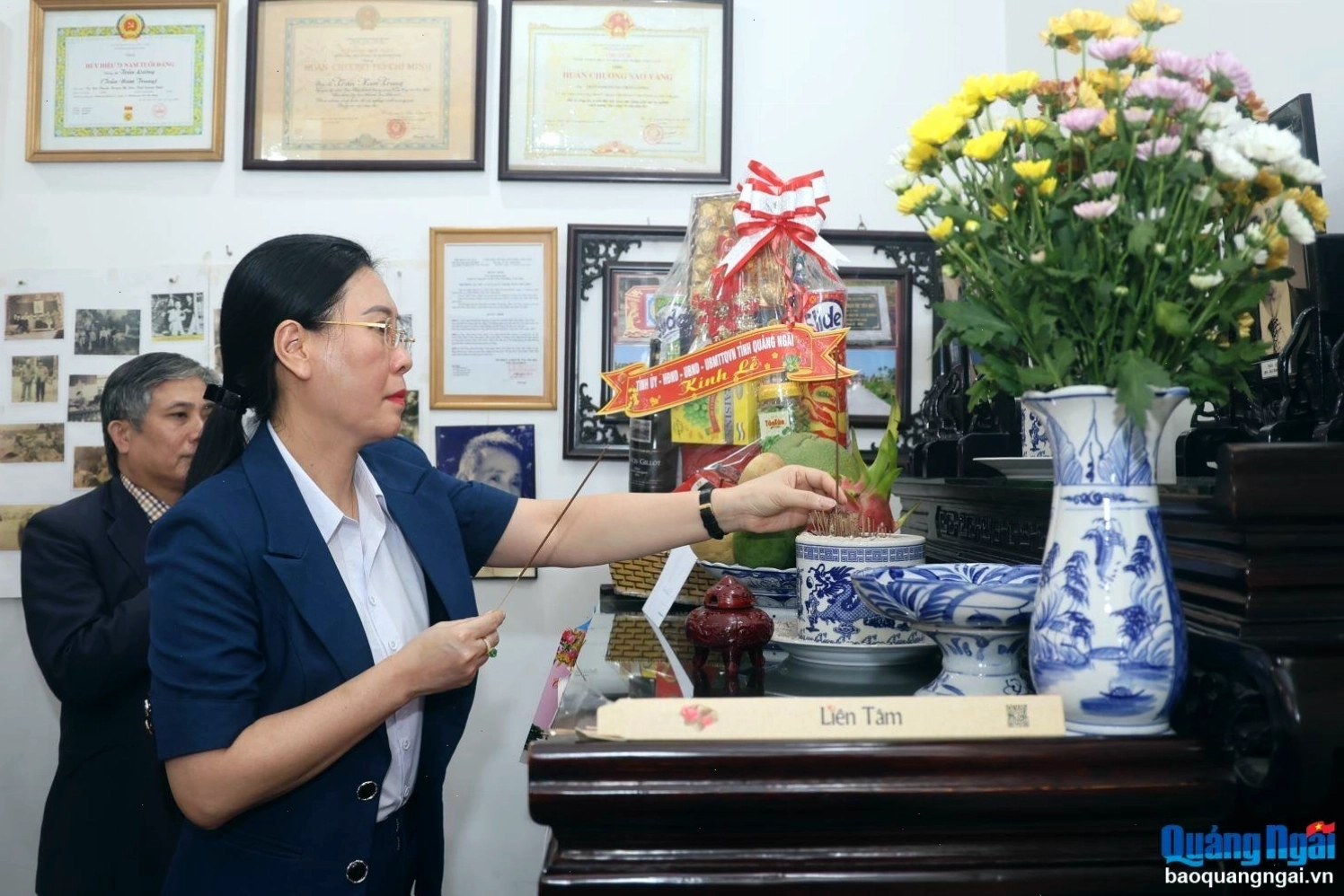 Bà Bùi Thị Quỳnh Vân dâng hương tri ân.