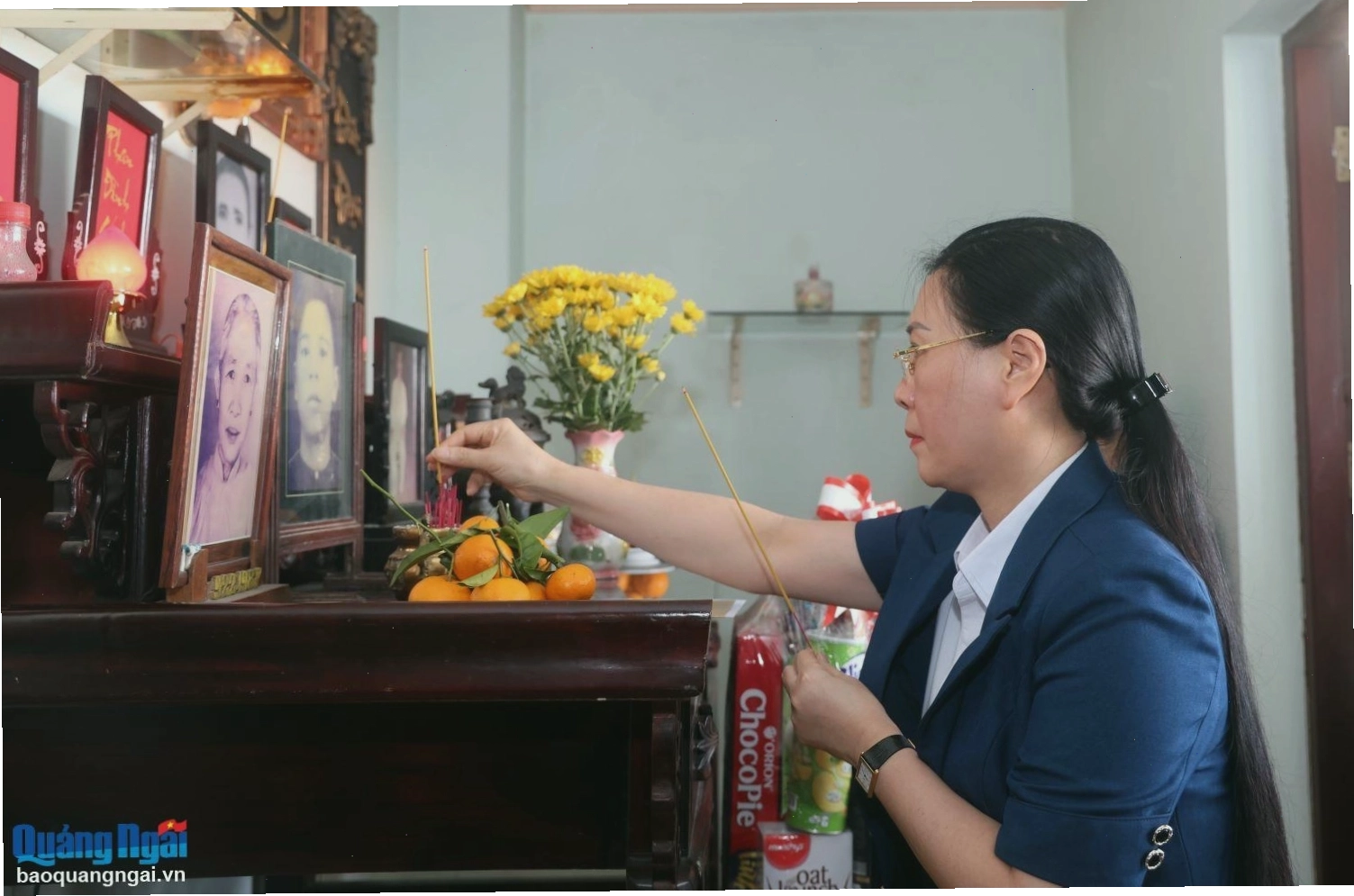 Bà Bùi Thị Quỳnh Vân dâng hương tri ân công lao.
