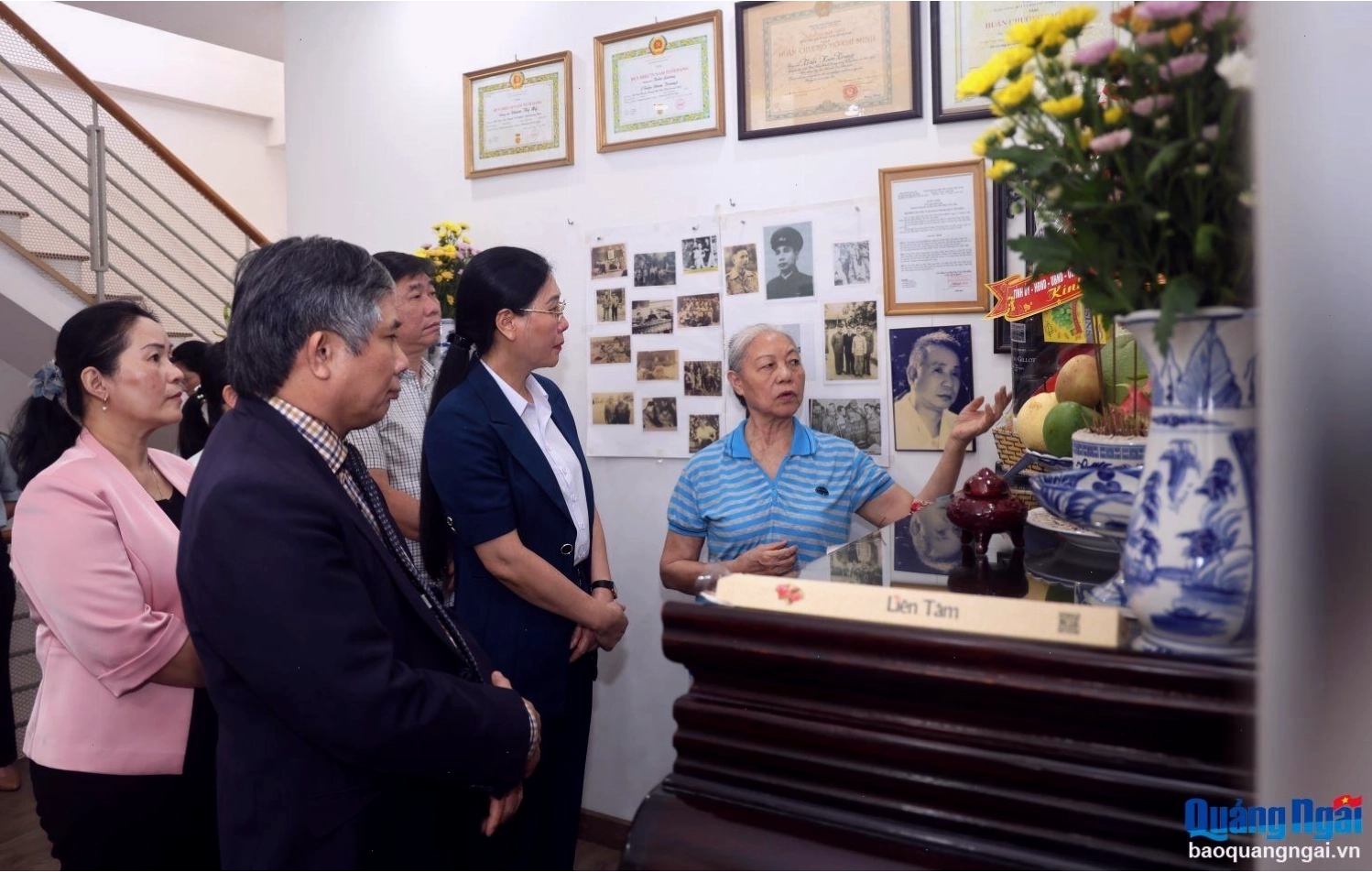 Bà Bùi Thị Quỳnh Vân thăm gia đình đồng chí Trần Nam Trung.