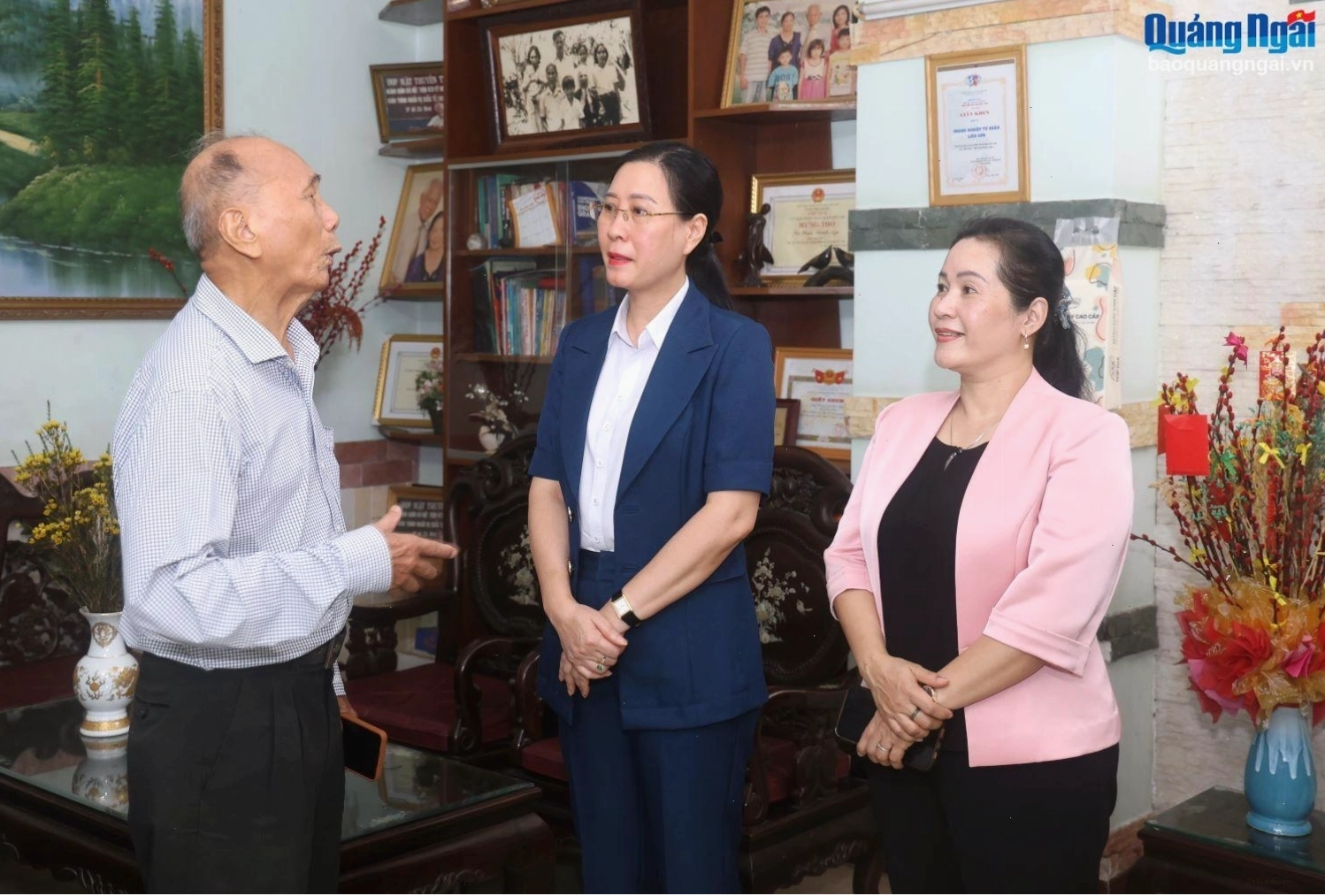 Bà Bùi Thị Quỳnh Vân trao đổi với người dân.