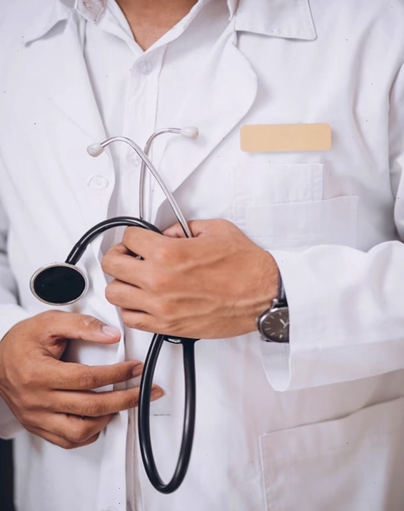 Bác sĩ tư vấn cho bệnh nhân về cách dùng thảo dược