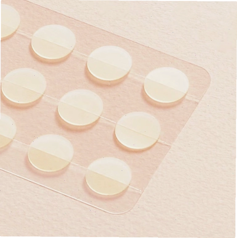 Bác sĩ tư vấn cho bệnh nhân về chăm sóc da