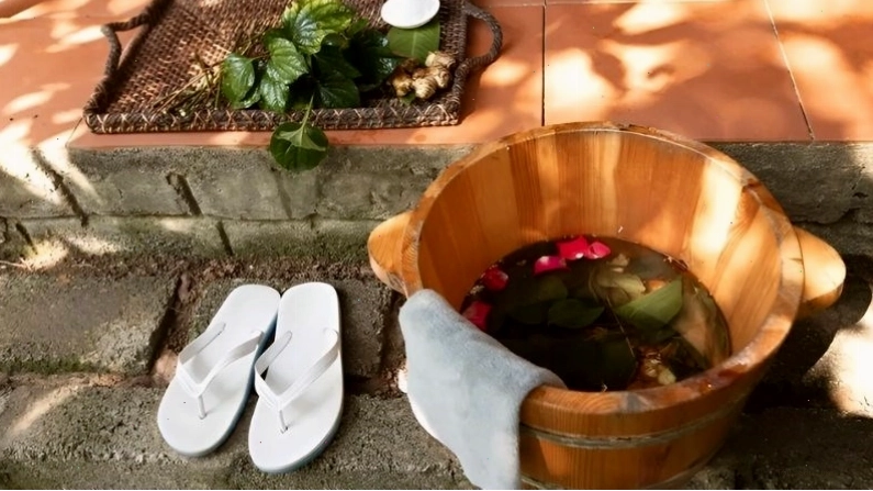Bạn cần lau khô chân ngay sau khi kết thúc quá trình ngâm chân