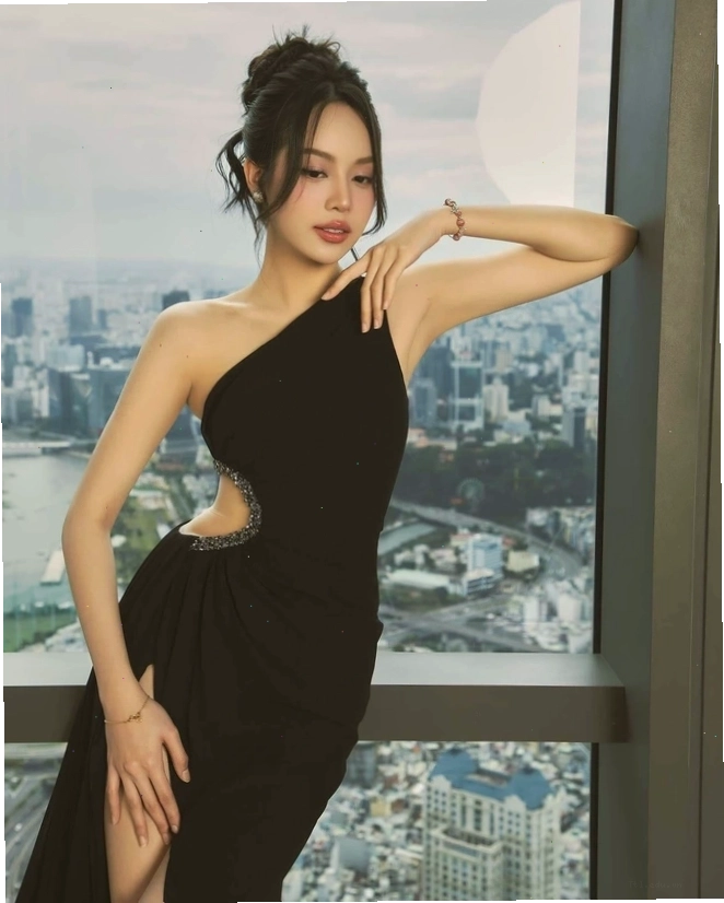 Bàn tay nam giới với các ngón tay thon dài