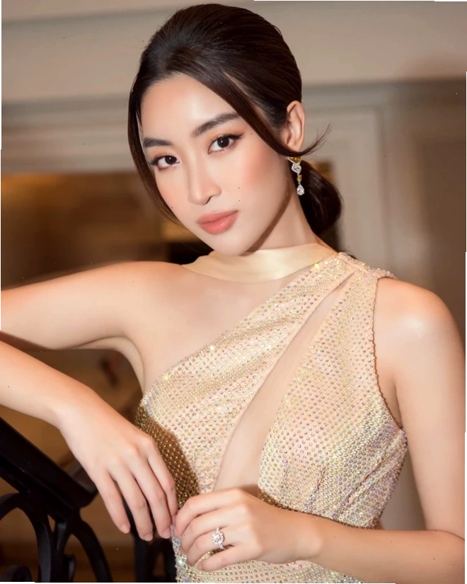 Bàn tay ngọc ngà của một sao Việt thể hiện sự chăm sóc tỉ mỉ
