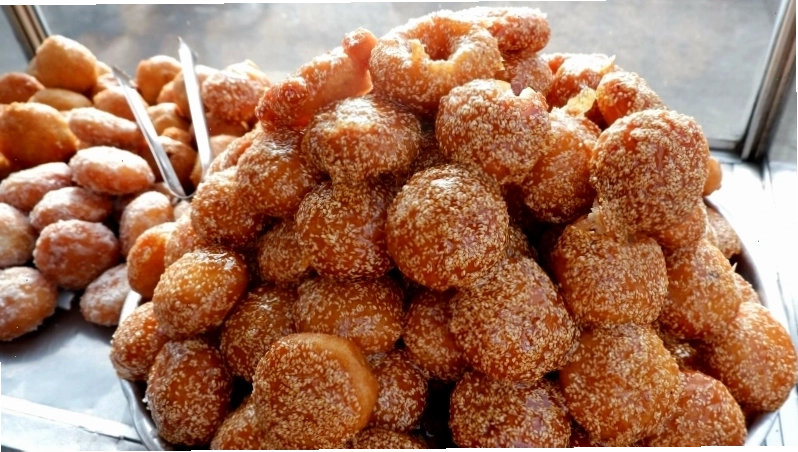 Bánh cam đang được chiên vàng giòn trong chảo dầu