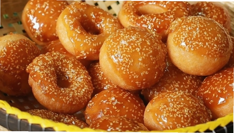 Bánh cam sau khi chiên được áo lớp đường trắng mịn hấp dẫn