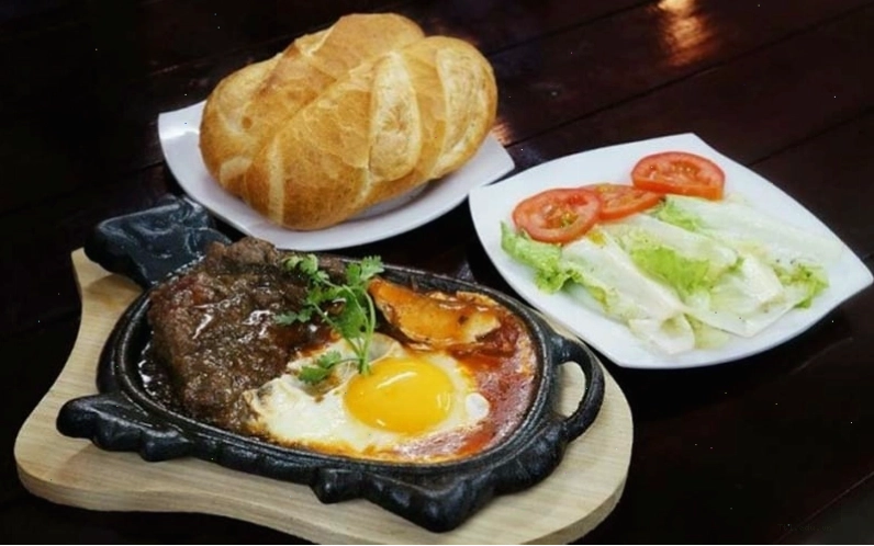 Bánh mì chảo thịt bò hấp dẫn