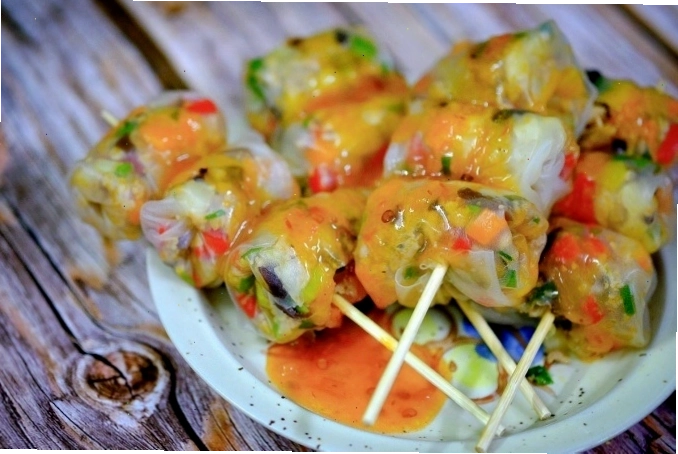Bánh tráng lụi chiên vàng giòn, màu sắc bắt mắt