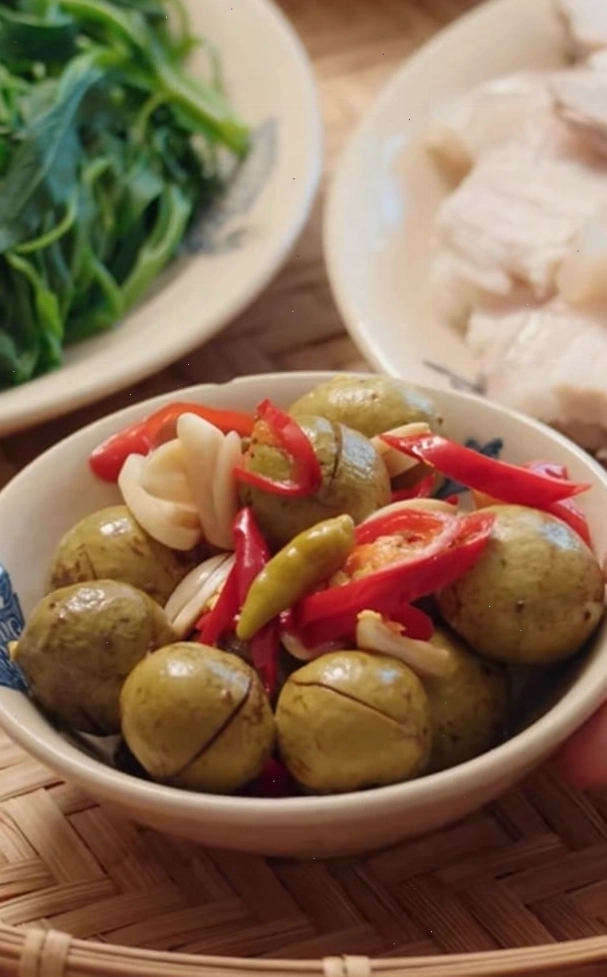 Bí quyết làm sấu ngâm mắm tỏi ớt