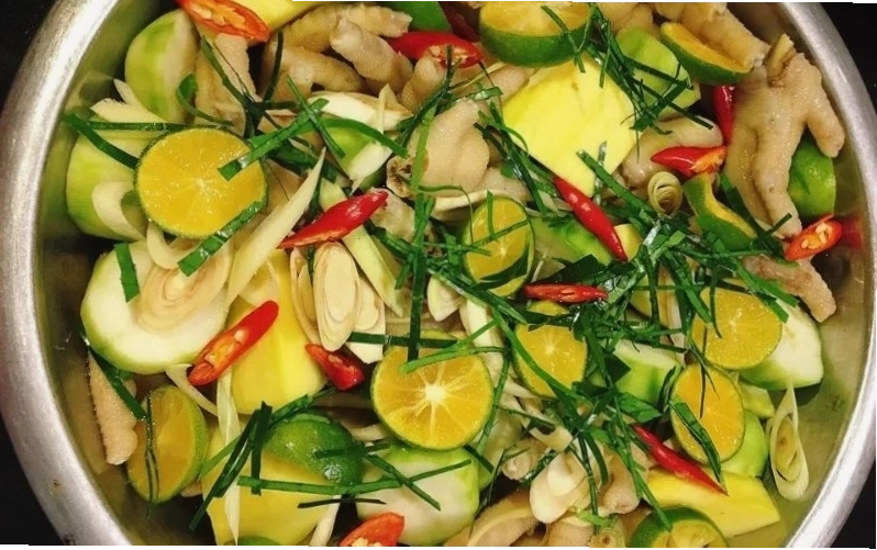 Bước 3 Ngâm chân gà vào sốt Thái