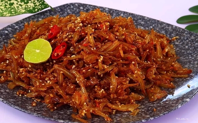 Cá cơm khô được rim trong sốt tỏi ớt