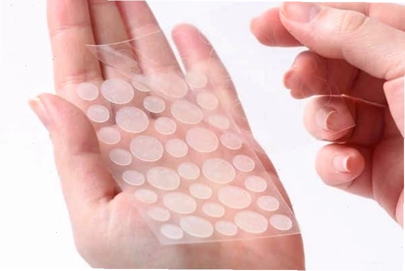 Cách dán miếng dán mụn lên vùng da bị tổn thương