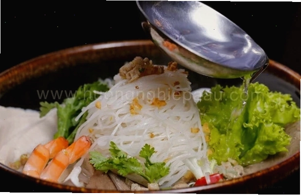 Cách trình bày các loại topping vào tô hủ tiếu
