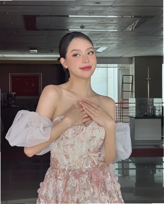 Cận cảnh chi tiết bàn tay nam giới