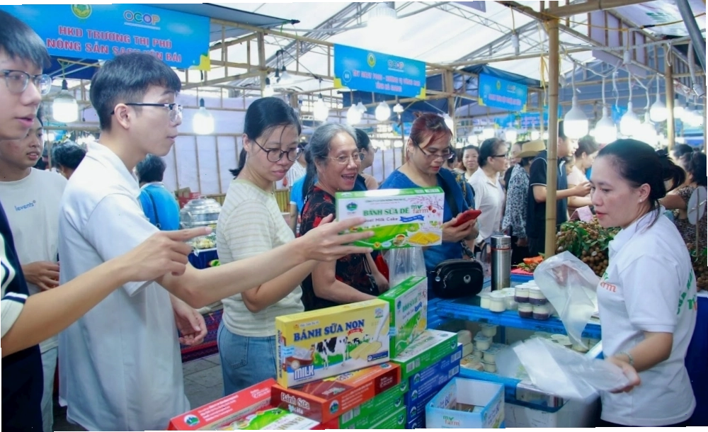 Cảnh quan thiên nhiên tươi đẹp xung quanh núi Bà Đen