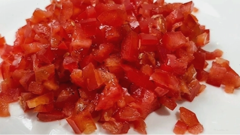 Cắt nhỏ cà chua để làm sốt mì Ý