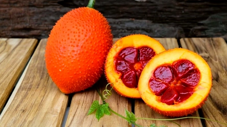 Cắt quả gấc để lấy phần thịt