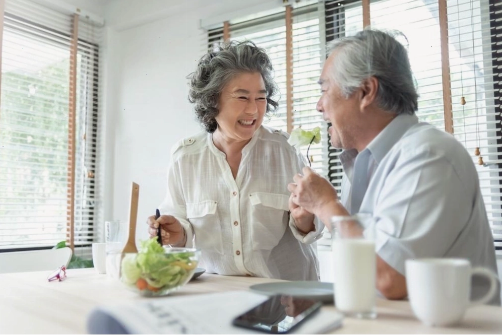Chiên gà ngập dầu cho đến khi vàng giòn