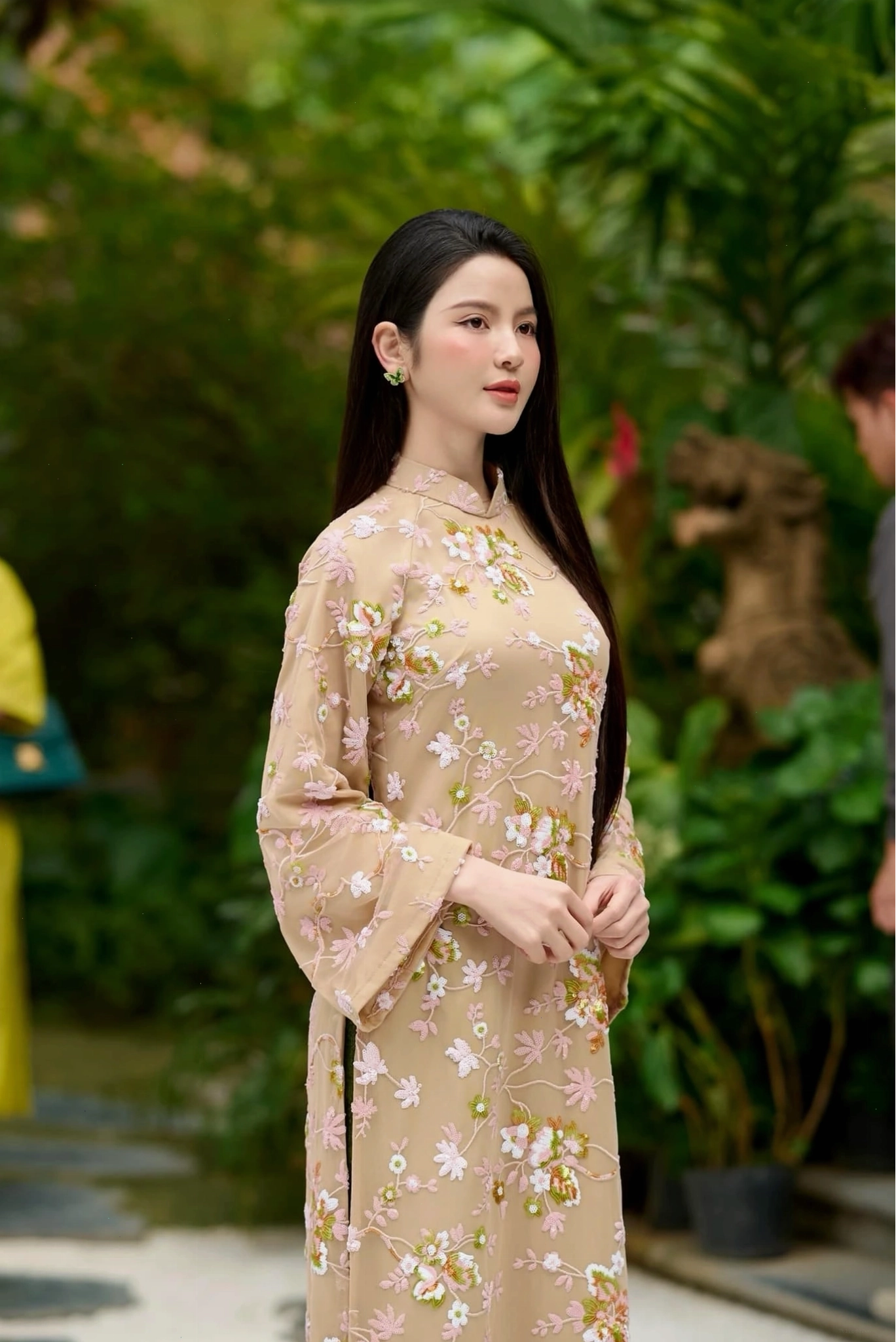 Chu Thanh Huyền rạng rỡ trong trang phục cưới
