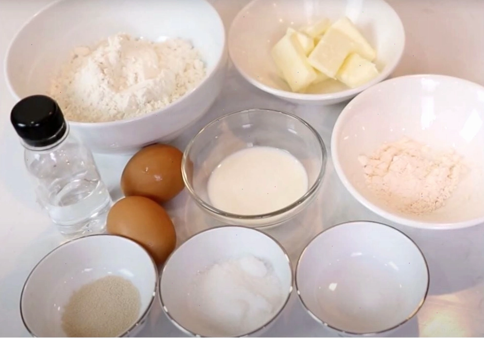 Chuẩn bị nguyên liệu cho bánh mì hoa cúc