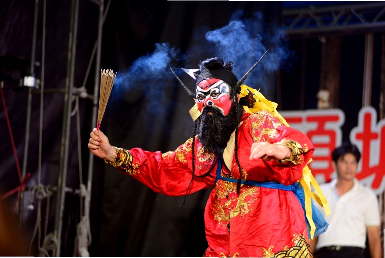 Chung Quỳ bảo vệ con người
