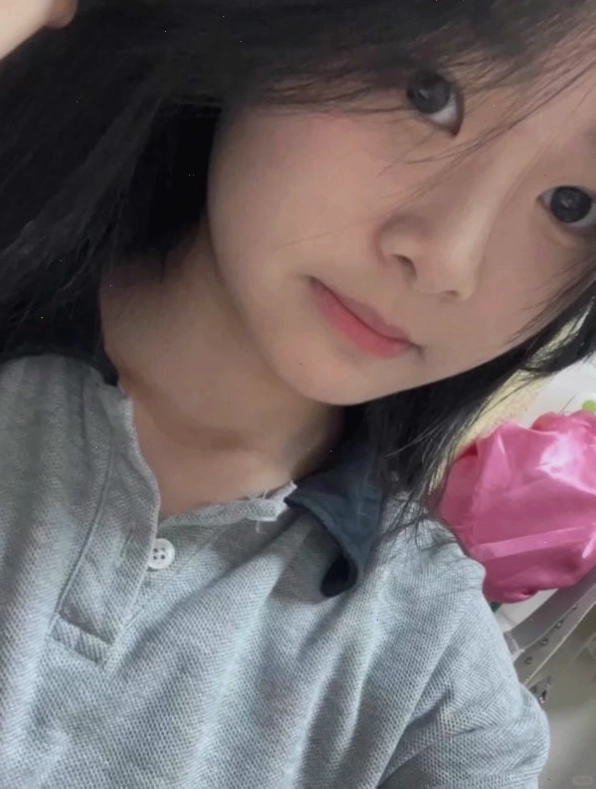 Cô bé 2k12 với nụ cười tươi tắn trong bộ đồng phục học sinh