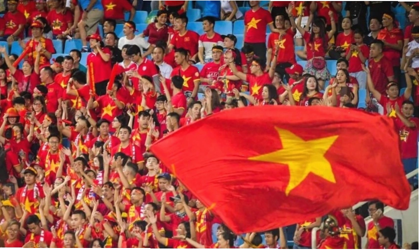 Cổ động viên thể thao Việt Nam giương cao cờ đỏ sao vàng