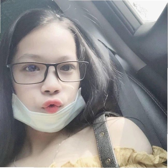 Cô gái đeo khẩu trang đen đang thưởng thức đồ uống