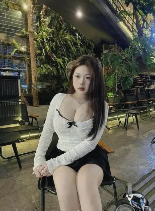 Cô gái khoe đường cong cơ thể một cách tinh tế và nghệ thuật