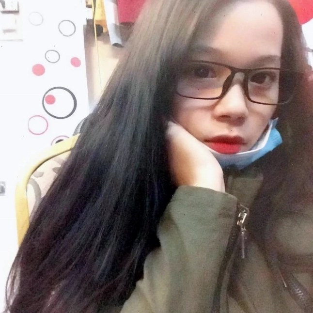 Cô gái xinh đẹp đeo khẩu trang trắng tạo dáng nhẹ nhàng