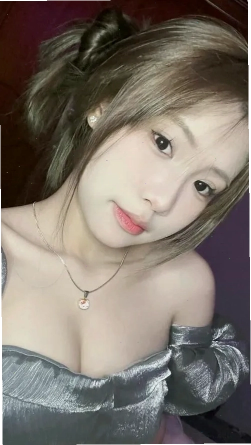Cô gái xinh đẹp trong trang phục tôn dáng