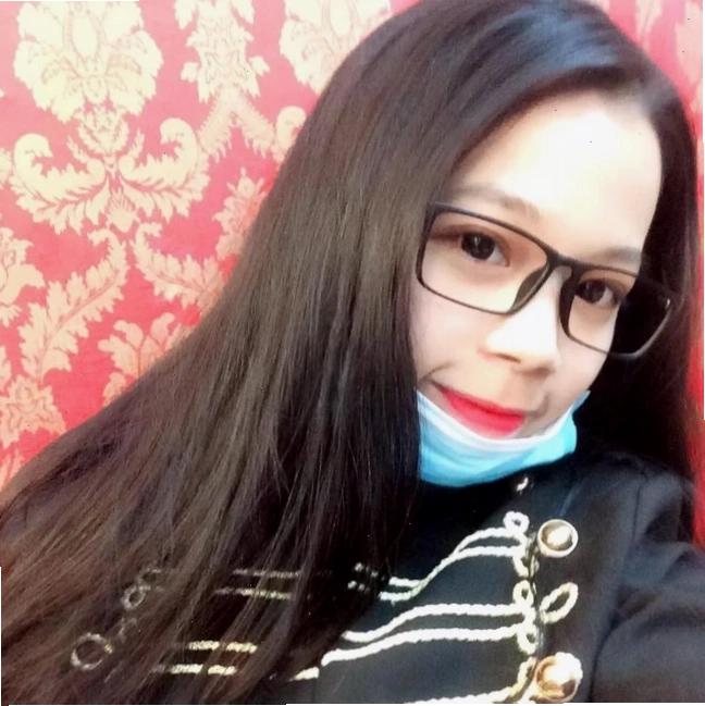 Cô gái xinh đẹp với lối trang điểm tinh tế khi đeo khẩu trang