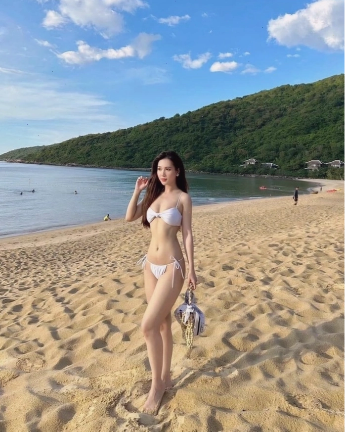 Cô gái xinh mặc bikini siêu nhỏ toát lên vẻ đẹp tràn đầy sức sống