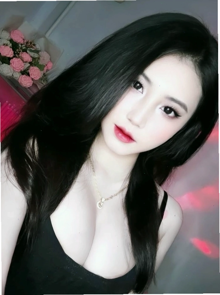 Cô gái xinh Việt Nam mặc váy ngắn đầy gợi cảm