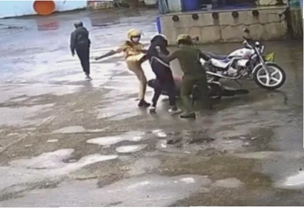 công an đánh dân meme