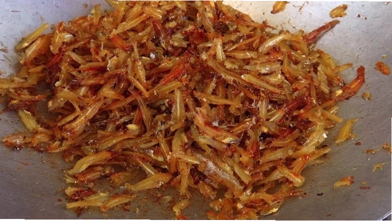 Công đoạn chiên sơ cá cơm khô