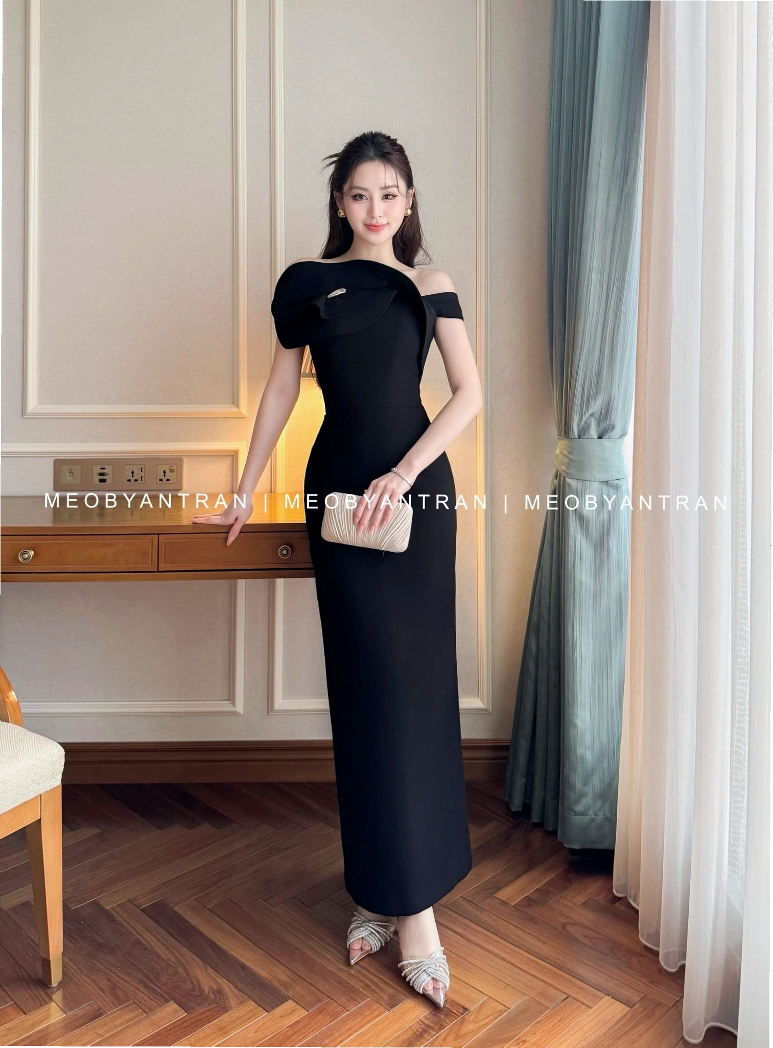 Đầm đen dáng dài dự tiệc tôn lên vẻ đẹp quý phái cho tuổi trung niên
