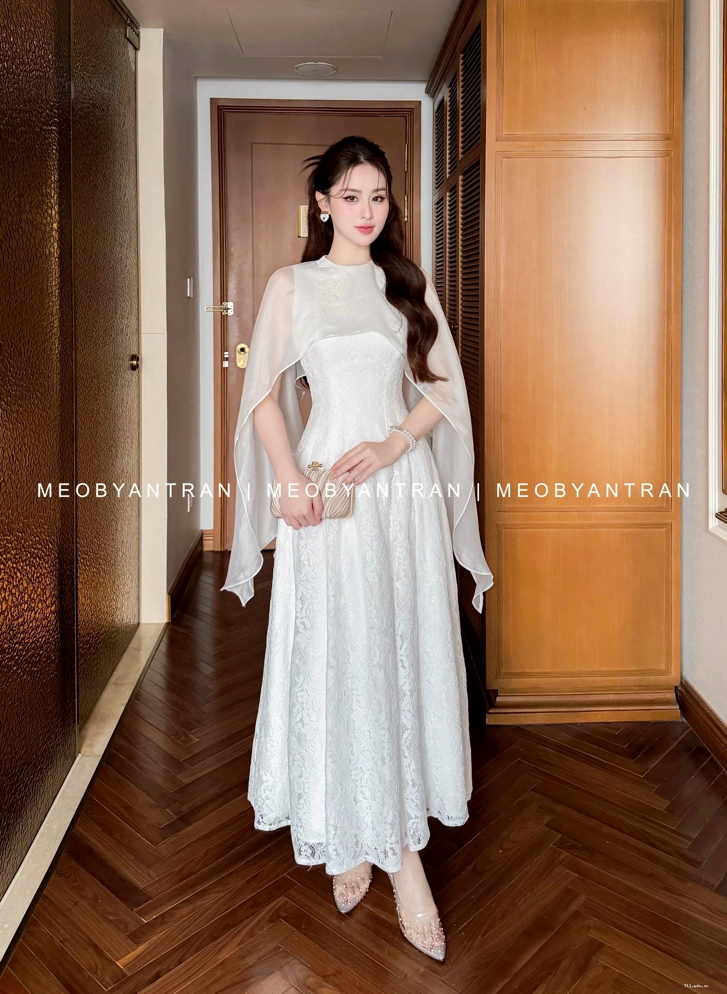 Đầm ren trắng dự tiệc cưới phong cách nhẹ nhàng, thanh lịch