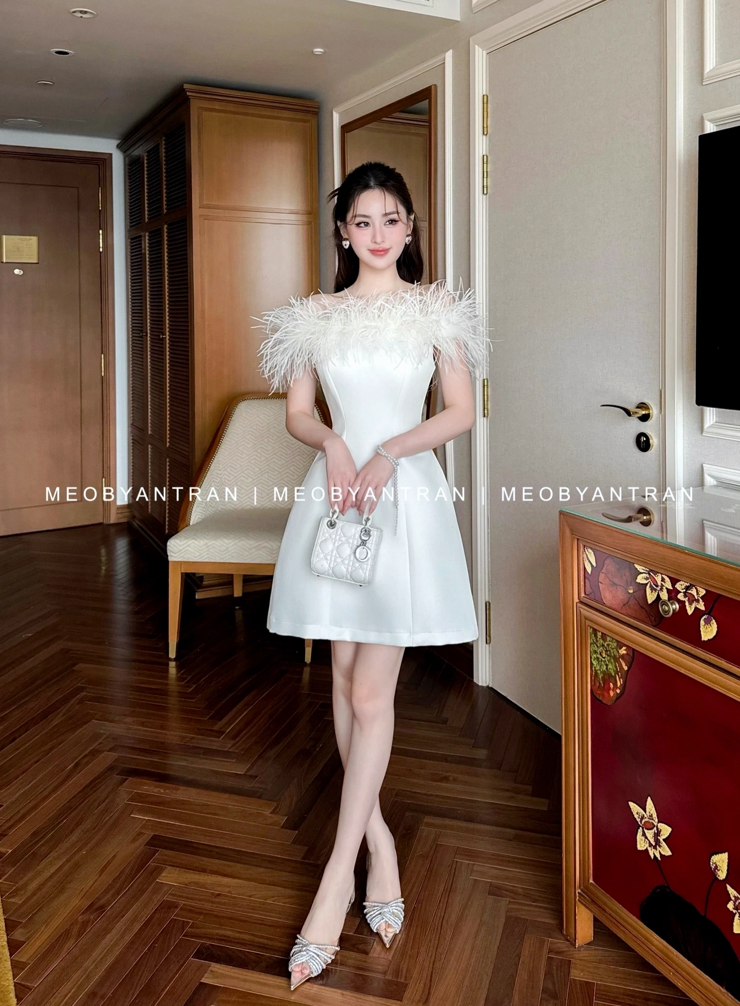 Đầm xoè ngắn tay ngang lông vũ tạo điểm nhấn độc đáo