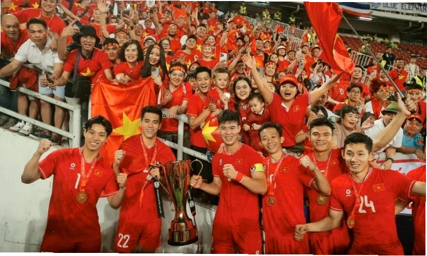 Đội tuyển Việt Nam nâng cúp chụp ảnh với cờ đỏ sao vàng
