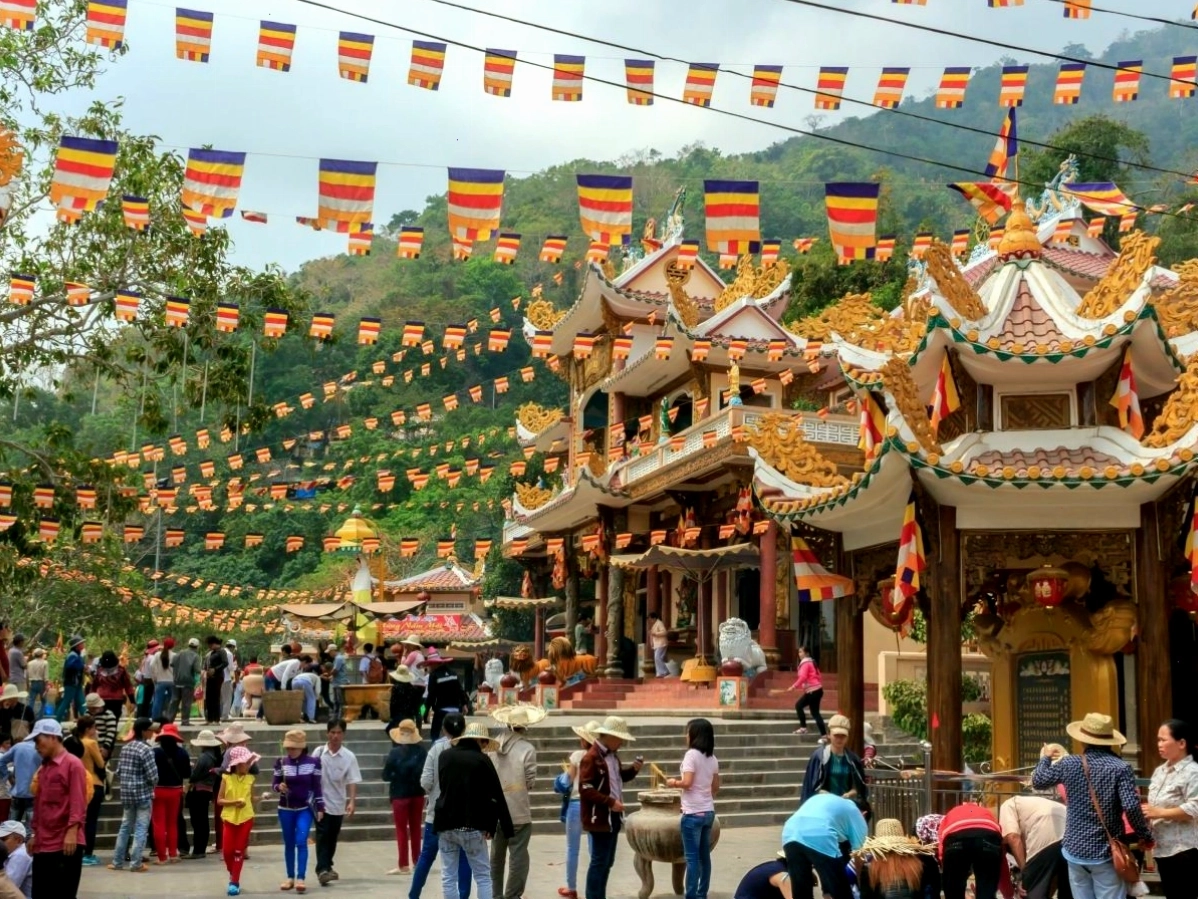 Du khách hành hương lên núi Bà Đen vào mùa lễ hội