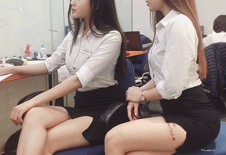 Gái xinh công sở lựa chọn trang phục bó sát tôn dáng nhưng vẫn giữ nét chuyên nghiệp