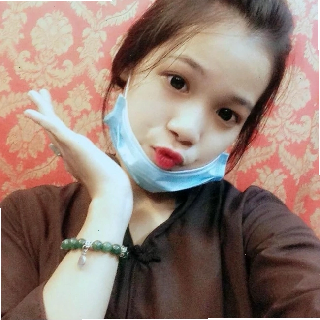 Gái xinh đeo khẩu trang cùng trang phục dạo phố