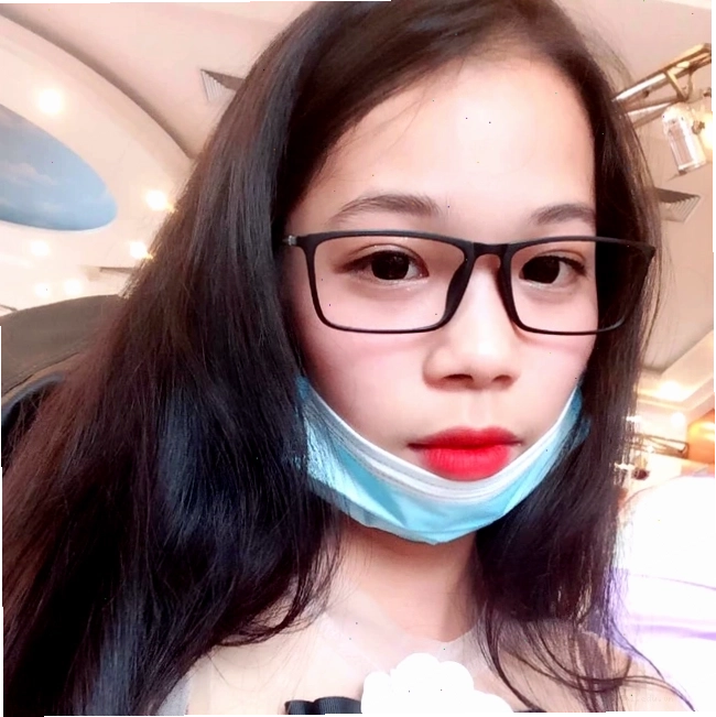 Gái xinh đeo khẩu trang khoe dáng cùng trang phục sành điệu