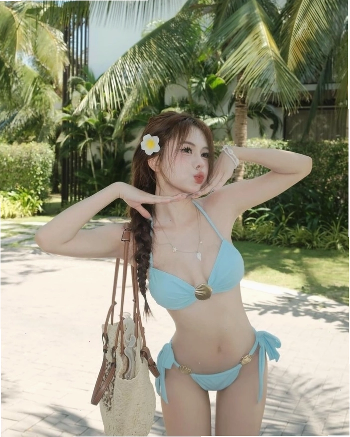 Gái xinh đẹp mặc bikini với thần thái cuốn hút