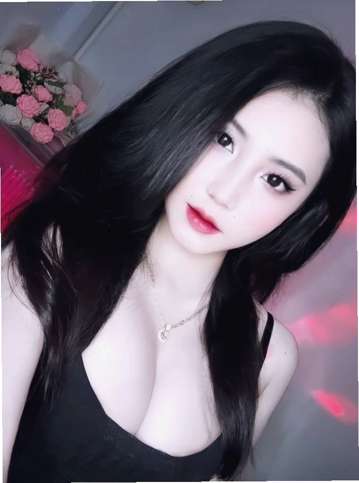 Gái xinh Việt Nam diện váy ngắn khoe vẻ gợi cảm