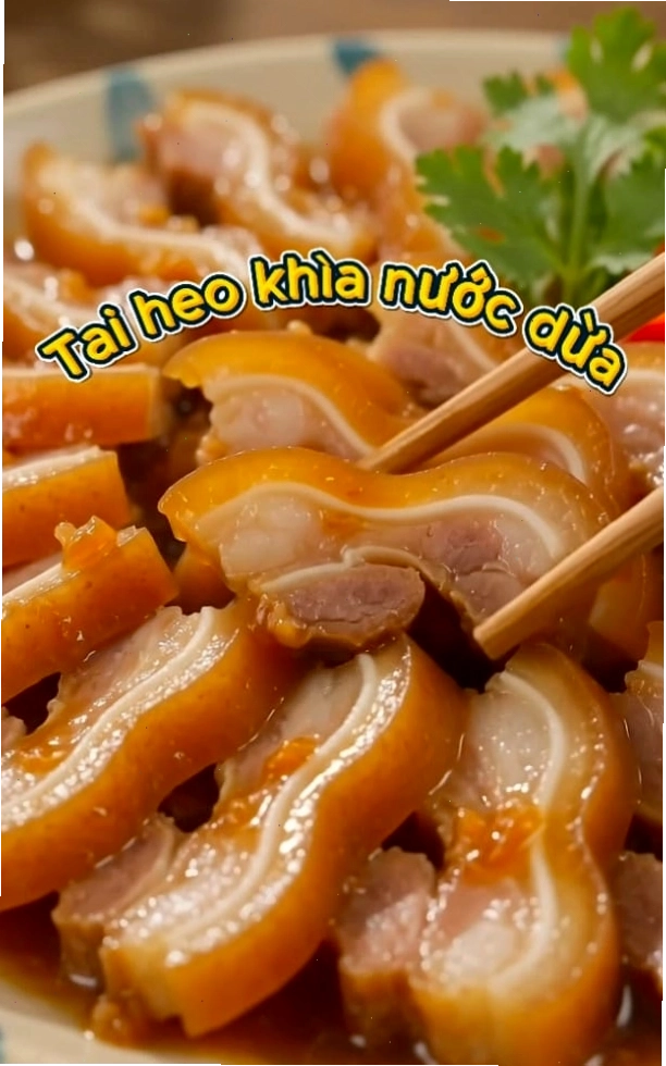 Gan heo đang được chiên vàng giòn trong chảo dầu